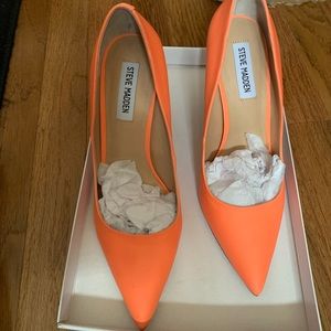 NIB STEVE MADDEN CORAL PUMP